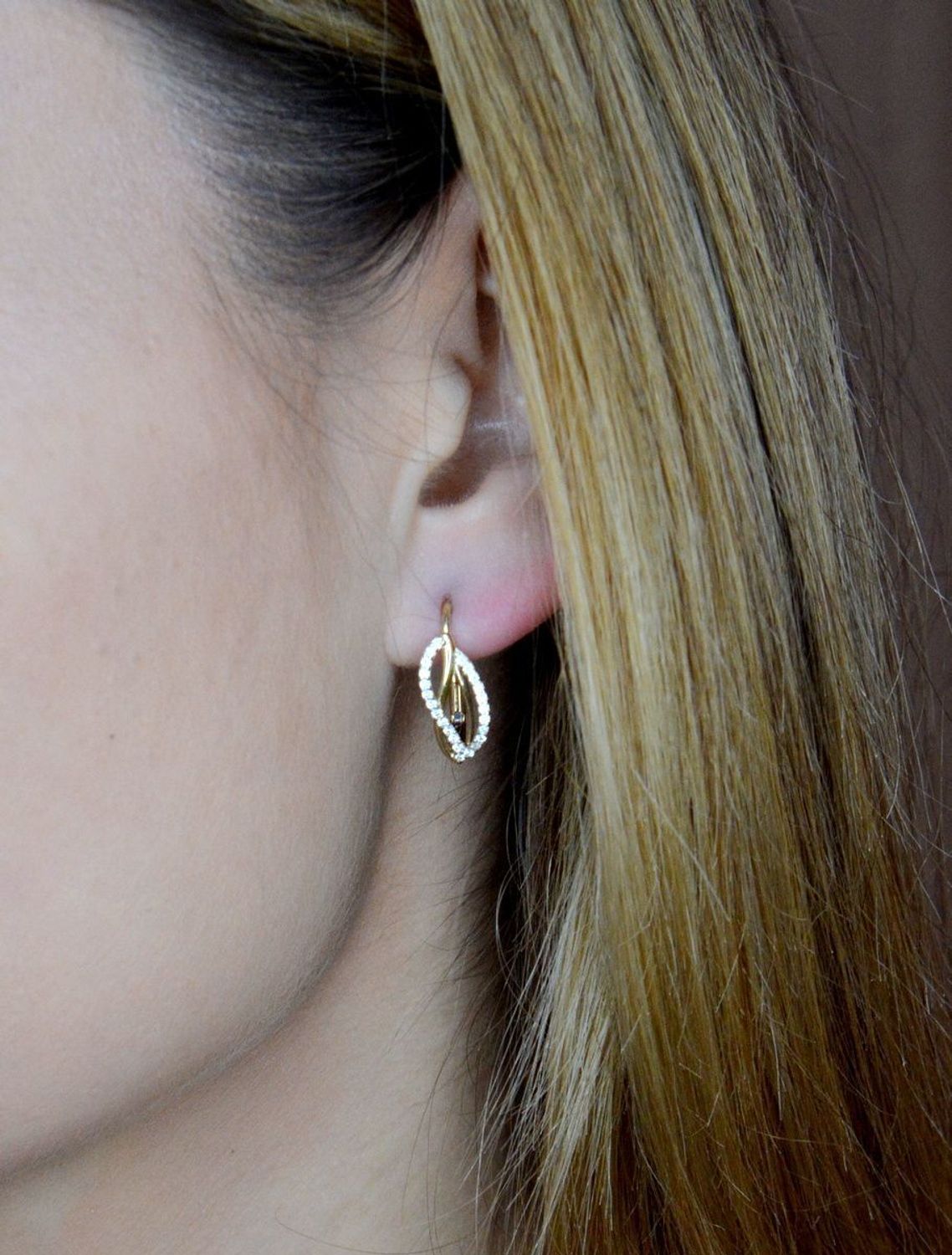 Złote kolczyki 375 wiszące z cyrkoniami KL 2817A 375.  Wyjątkowe kolczyki inspirowane motywem kwadratu ukazują kolejną odsłonę biżuterii, w której został przełamany ponadczasowym blaskiem wyjątkowego kruszcu. Delikatne kolczyki ozdob.jpg